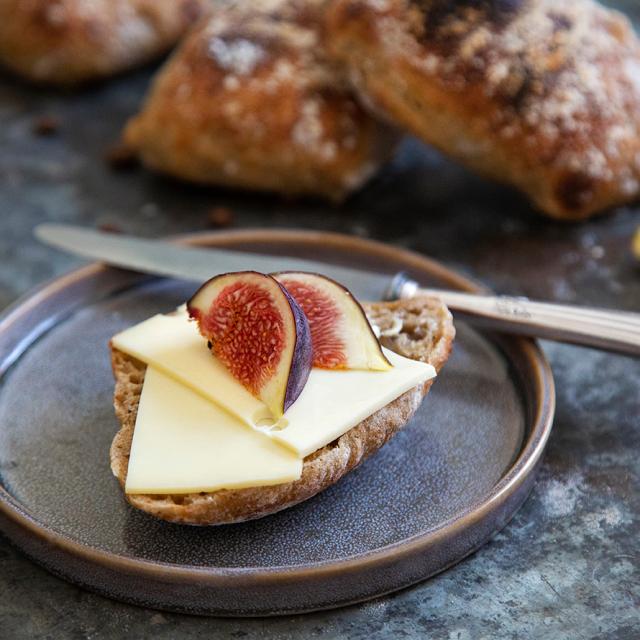 surdejsboller med kaffegrums serveret med ost of figne til inspiration