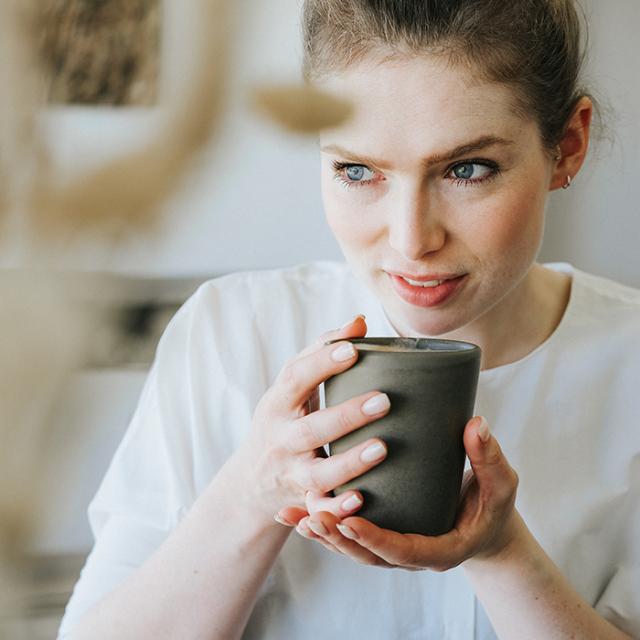 kvinde drikker kaffe fra wittenborg kaffemaskine