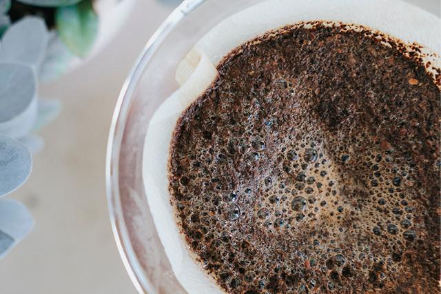 Kaffefilter med formalet kaffe til filterkaffemaskinen 