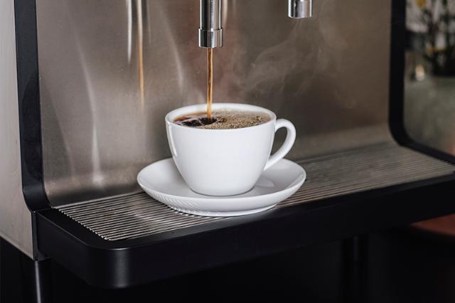 kop kaffe brygget på kaffemaskine efter servicetjek