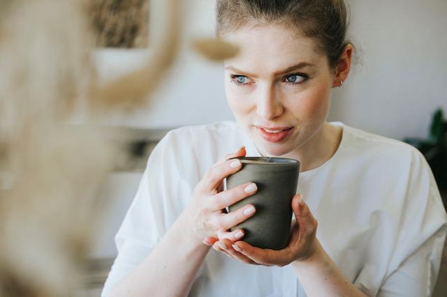 Kvinder drikker kaffe med leasing eller lejeaftale