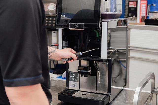 BKI servicetekniker tilser kaffeautomat